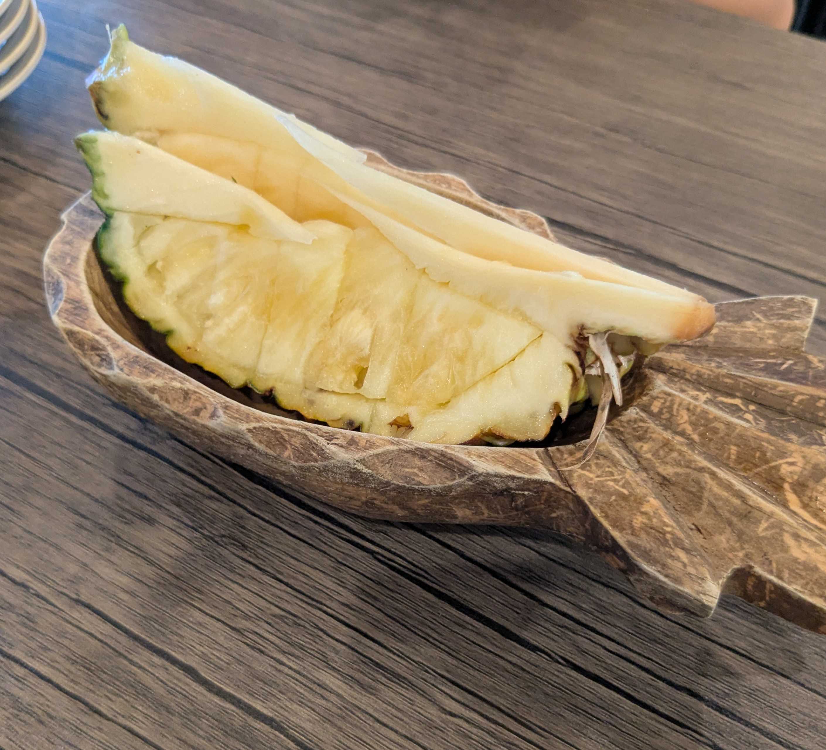 一隼(いちたか)　小学生連れ夕食　お通し　パイナップル