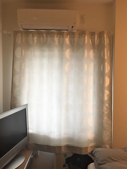 週末、カーテンを洗濯しました♪とカーテンでエアコンの配管を隠すワザ