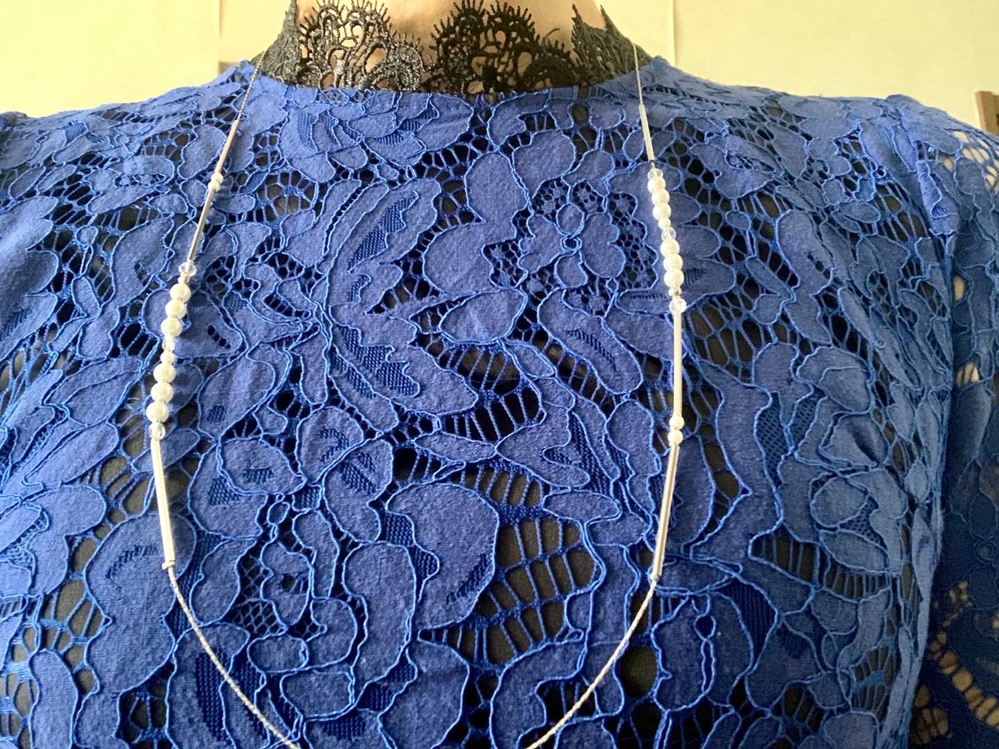 青 黒のレースのワンピース 黒タイツ 黒ストレッチショートブーツ バールなどのネックレス 紺レースのヘアバンド 黒の羊革のマスク 青のビーズの マスクチャーム 黒レースのカーディガン 青のコート ミニライブのテーマがクリスマスの時は 赤のカーディガンと茶