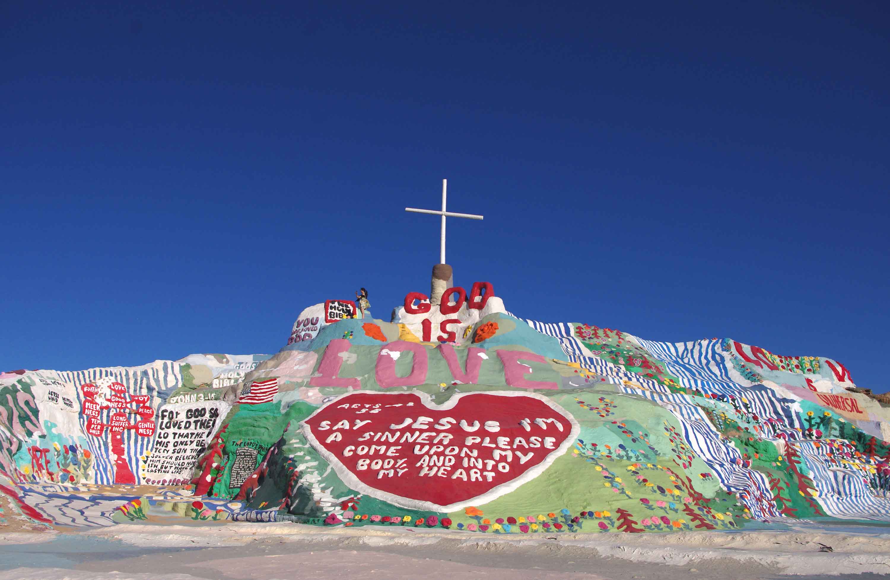 砂漠の中で愛を誓う 大人気サルベーションマウンテン カリフォルニア旅行を100倍楽しむ方法 楽天ブログ