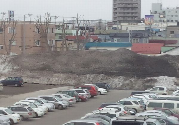 区民センター雪の山.jpg