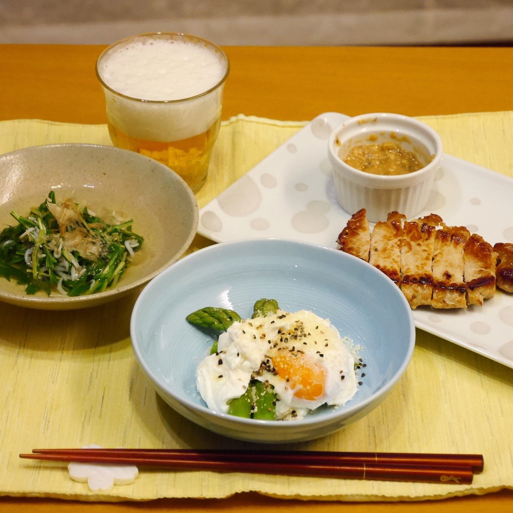 アスパラの温玉乗せ_食卓