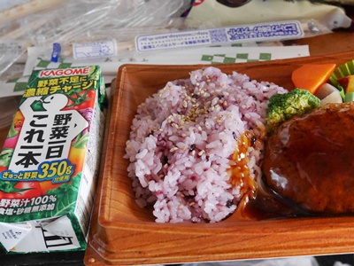 野菜ジュースと弁当.JPG
