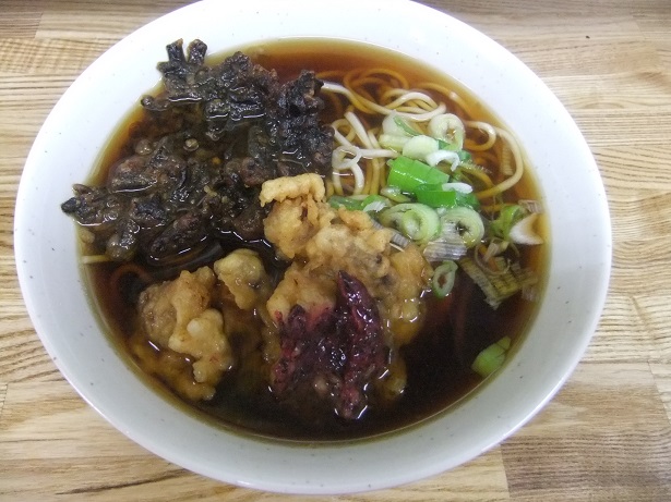 一由そば＠日暮里の梅＆げそ天＋こんぶの天ぷらそば１