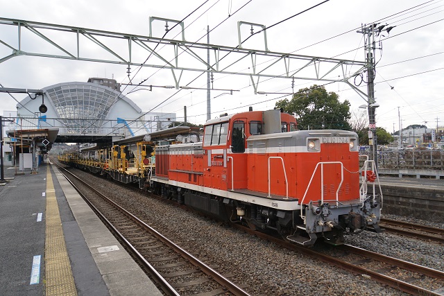 DE10 1704牽引 銚子ロングチキ工臨と 並んで発車5