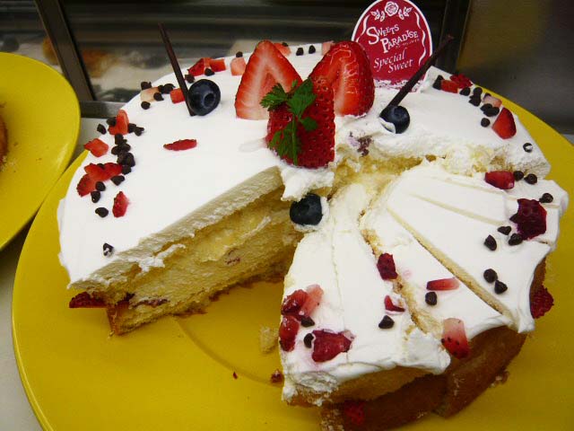 白いケーキはもっと崩れやすいのである