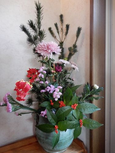 銀座でお正月のお花を注文して作ってもらいました お正月から華やかなお花飾れてうれしい カントリーの自宅ｓｈｏｐ テディベアテラス のゆみちゃんの日記 毎日 一歩 一歩 楽天ブログ