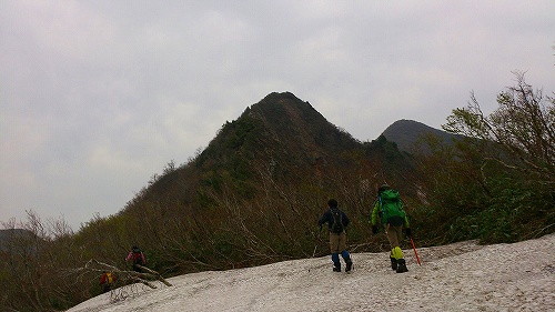 s-20140525雁戸山雪渓越えて雁戸山.jpg