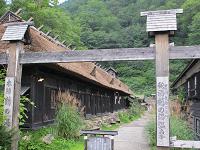 茅葺きの本陣と入口.jpg
