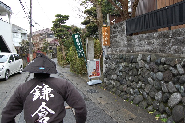 DSC_0543人力車で小町通りから裏道へ.jpg