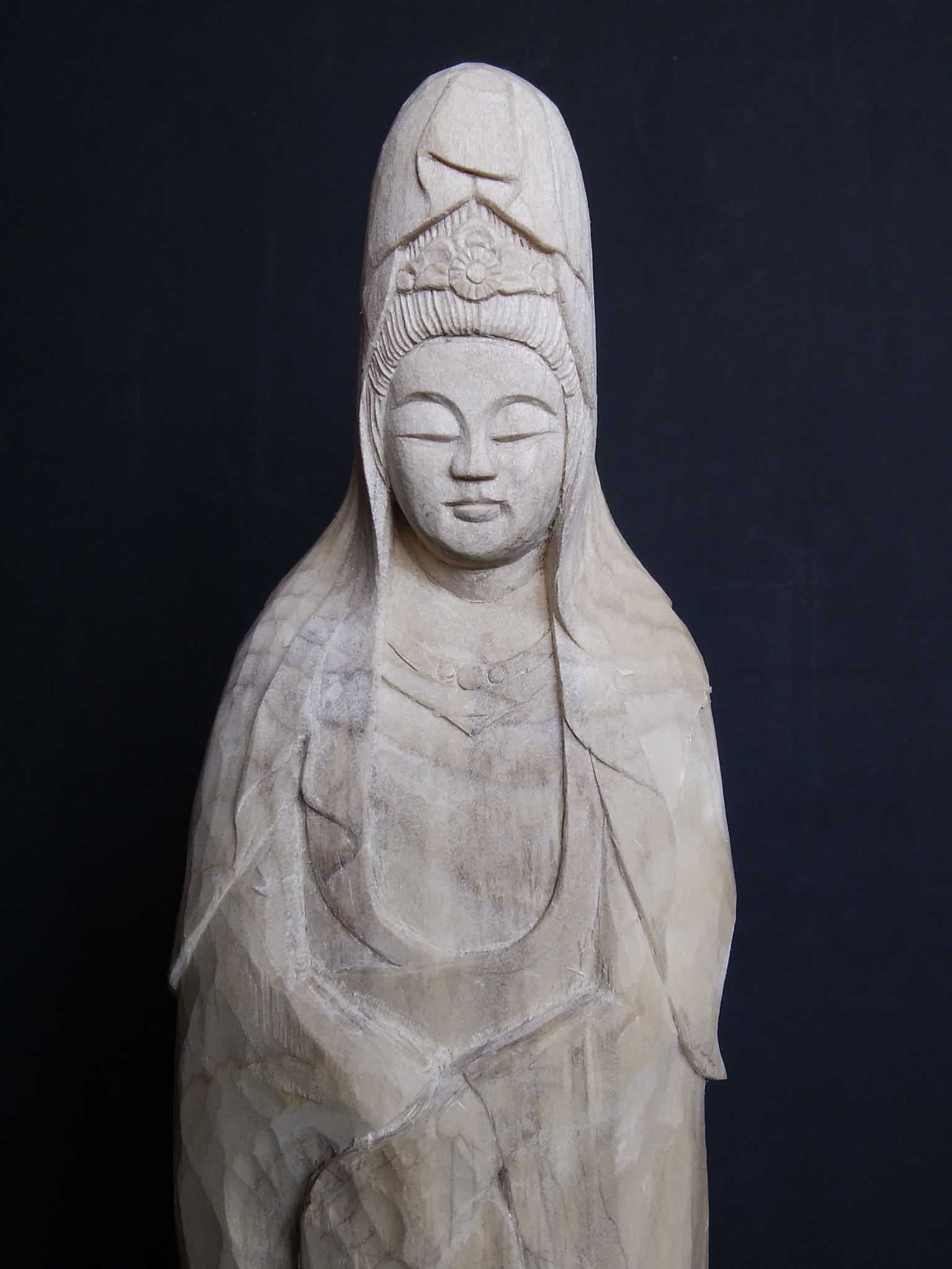 白衣観音菩薩立像」衣紋を彫りました。 R02.05.29(金) | 仏像彫刻