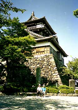 丸岡城天守閣前で