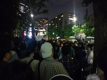 官邸前3
