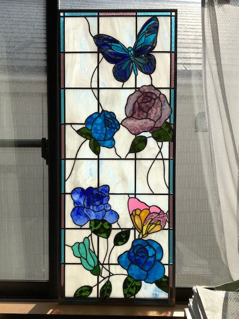 青いバラと蝶々のステンドグラス、完成☆ | ステンドグラス淳のブログ