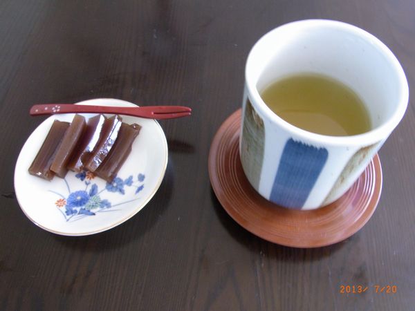 お茶と羊羹.jpg