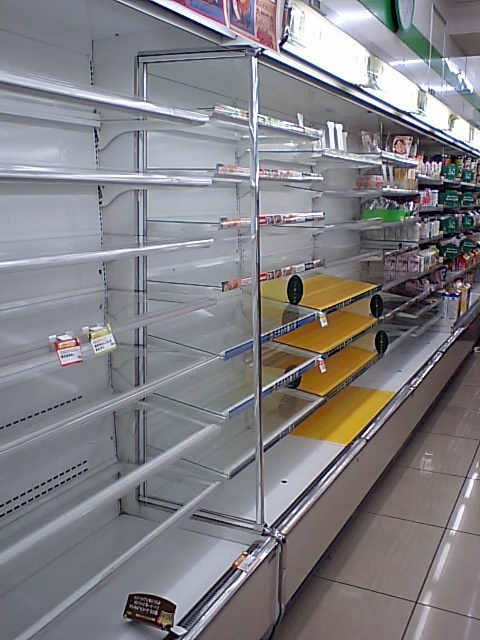 3.11 夜　渋谷目黒通りの、コンビニ空の陳列棚