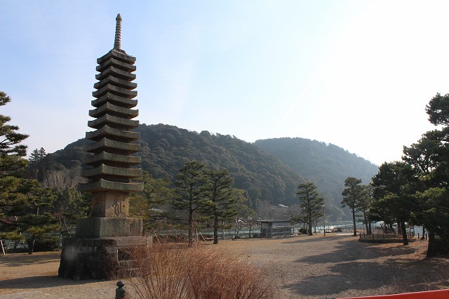 十三重石塔
