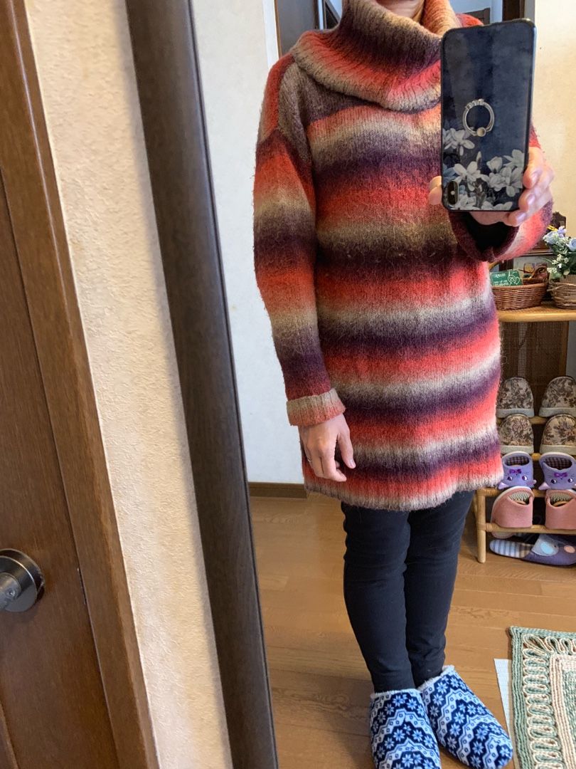 オレンジ 茶 ベージュのニットワンピース 黒パンツ 黒靴下 ムートンブーツ ワインレッドのカーディガン 臙脂のライトダウン Music Land 私の庭の花たち 楽天ブログ