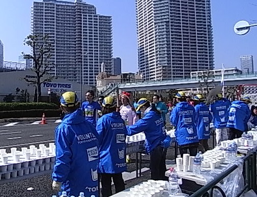 マラソンの給水コーナー