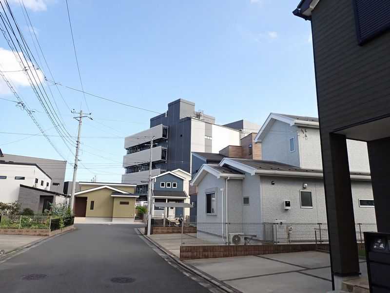 一戸建て住宅街からデータセンターを眺める