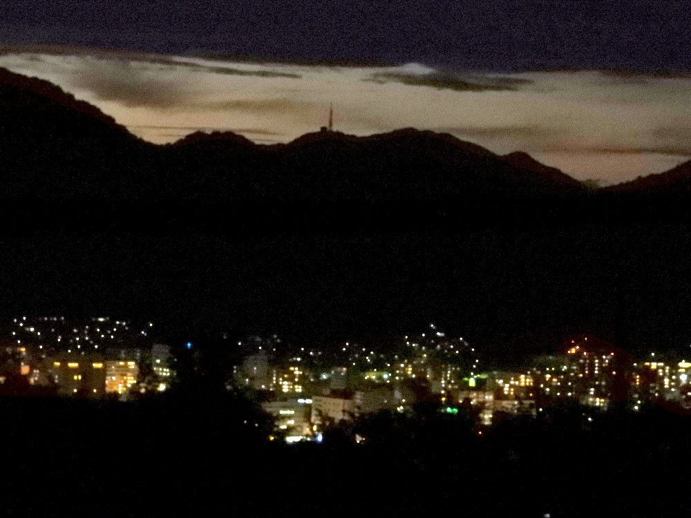 真っ暗な夜空に山頂だけが輝く光の帯が 気ままな生活 楽天ブログ