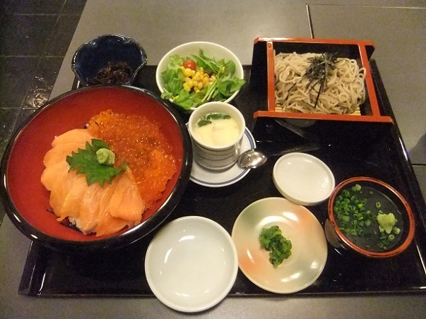 栗原４丁目・江戸一西新井館のたっぷりイクラのサーモン丼とそば１