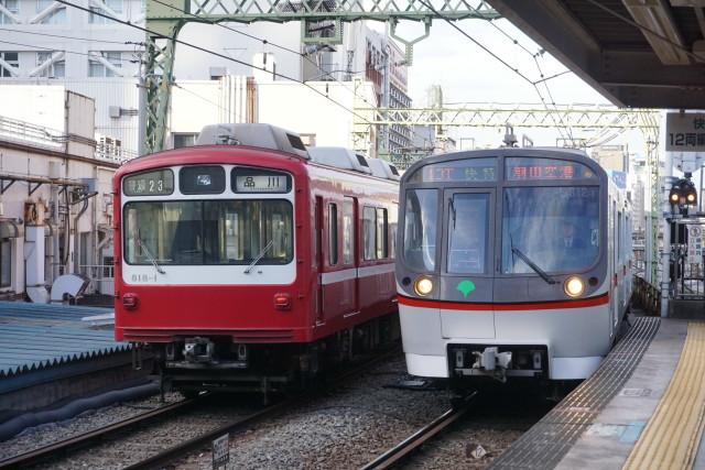 京急 並びの品川駅3