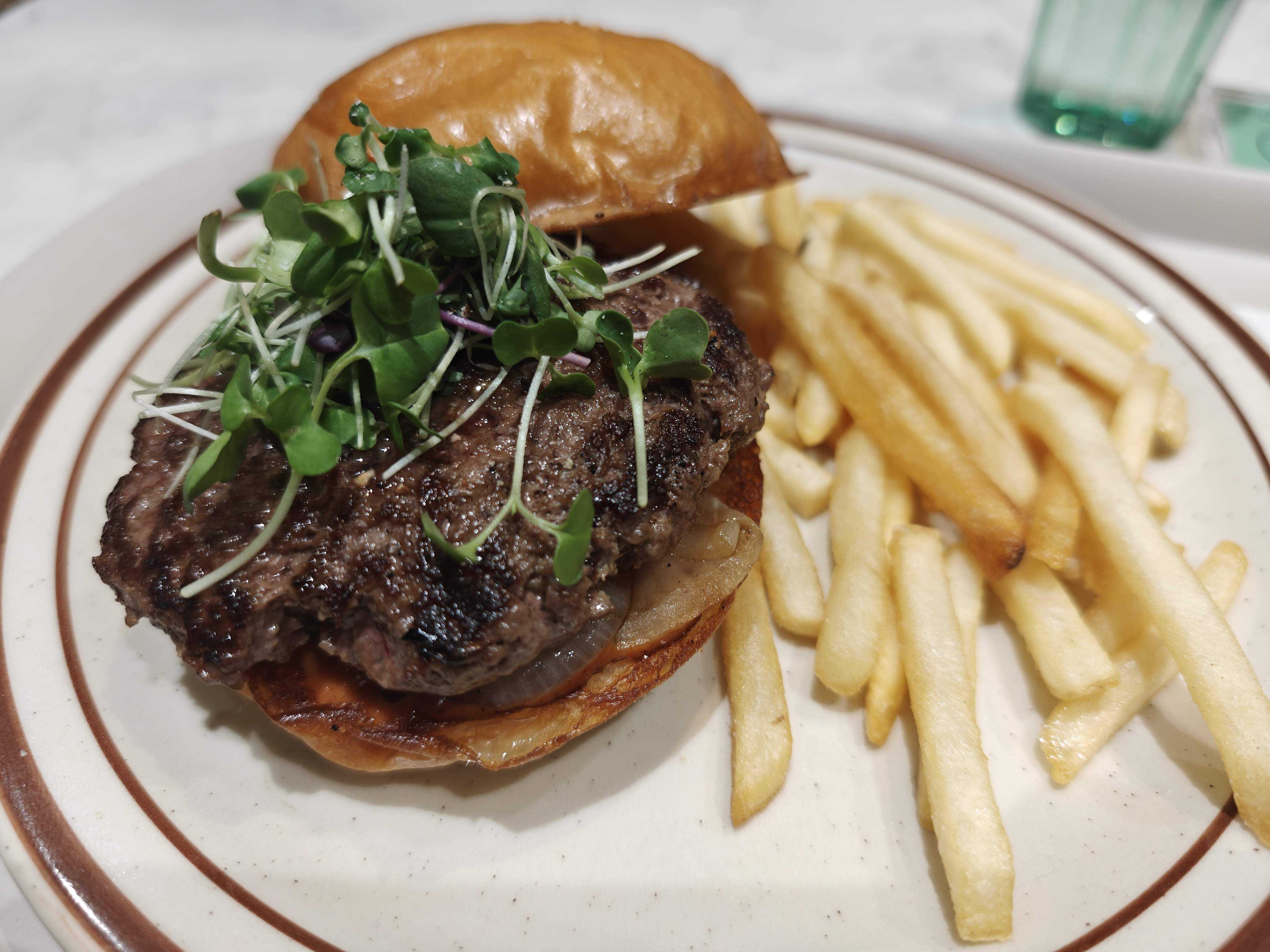 ヒツジパブリック 虎ノ門ヒルズ　一人ランチ　オニオンローズマリーバーガー