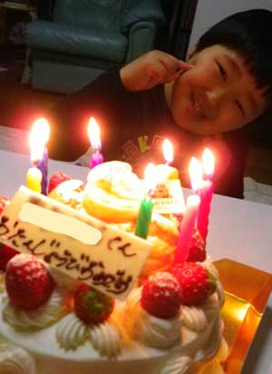 おーちゃん、誕生日ケーキと一緒