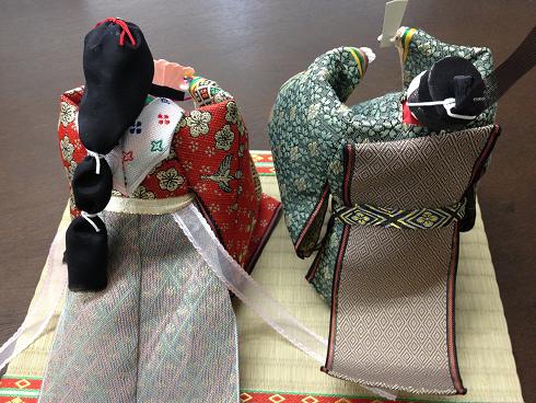 畳縁のお雛様の後ろ姿