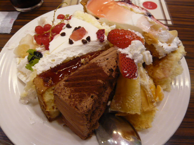 ケーキはテンコ盛りにすべきである