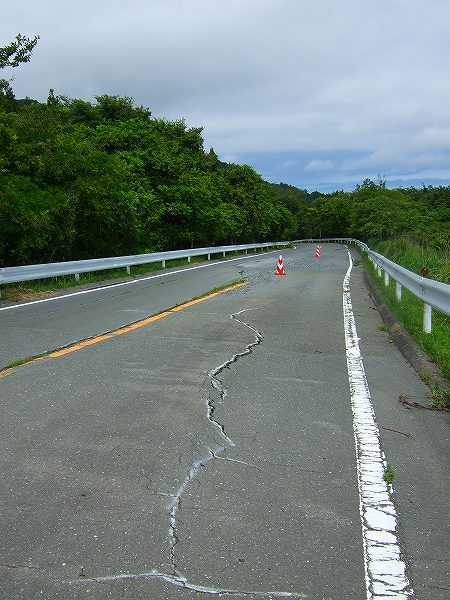 道路の裂け目