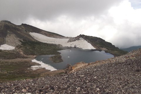 山頂近くの雪解湖.jpg