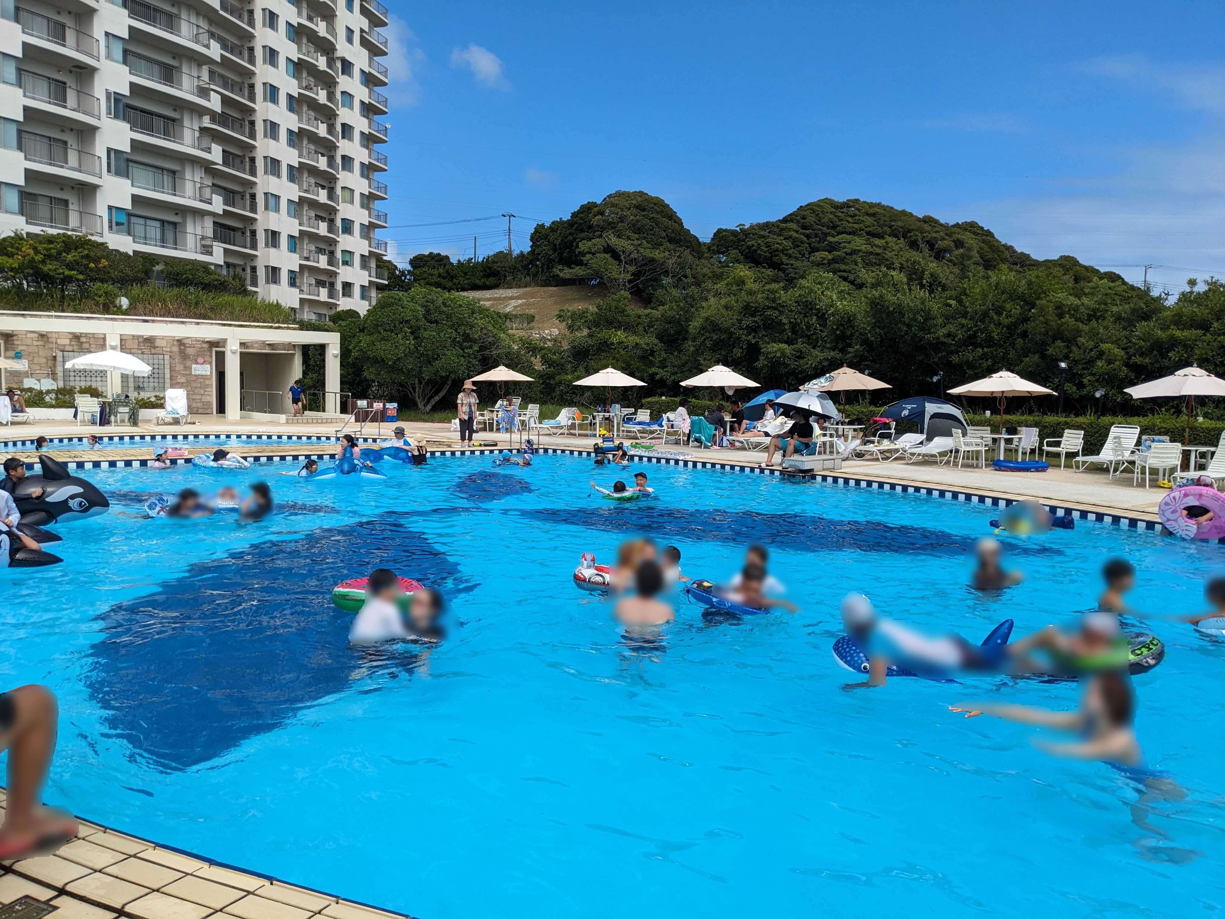 お盆休みということもあって東急ハーヴェストクラブ勝浦のプールは混雑