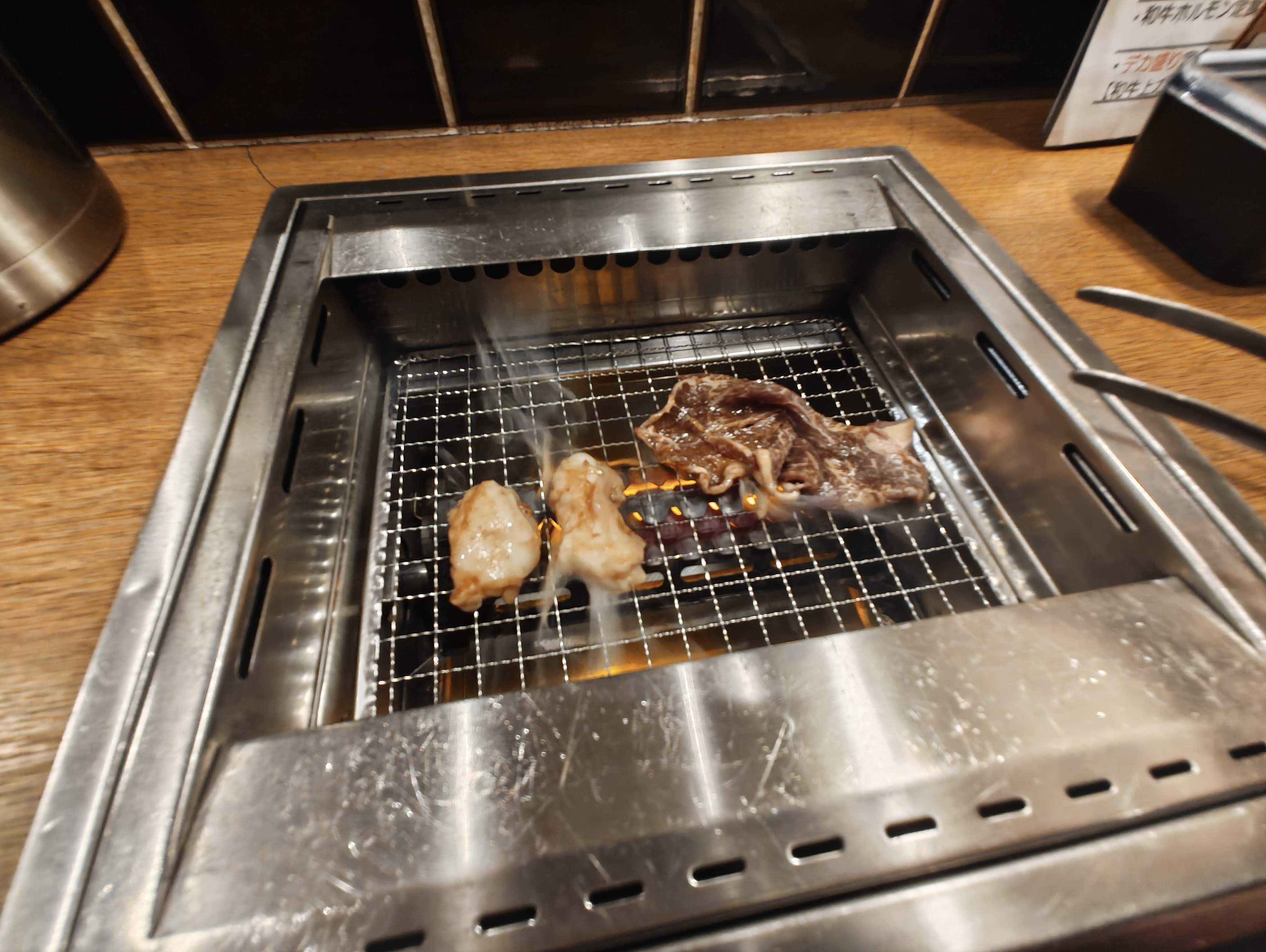 虎ノ門ひとりランチ 肉と日本酒　和牛カルビと和牛トロホルモンの飲めるすき焼き定食