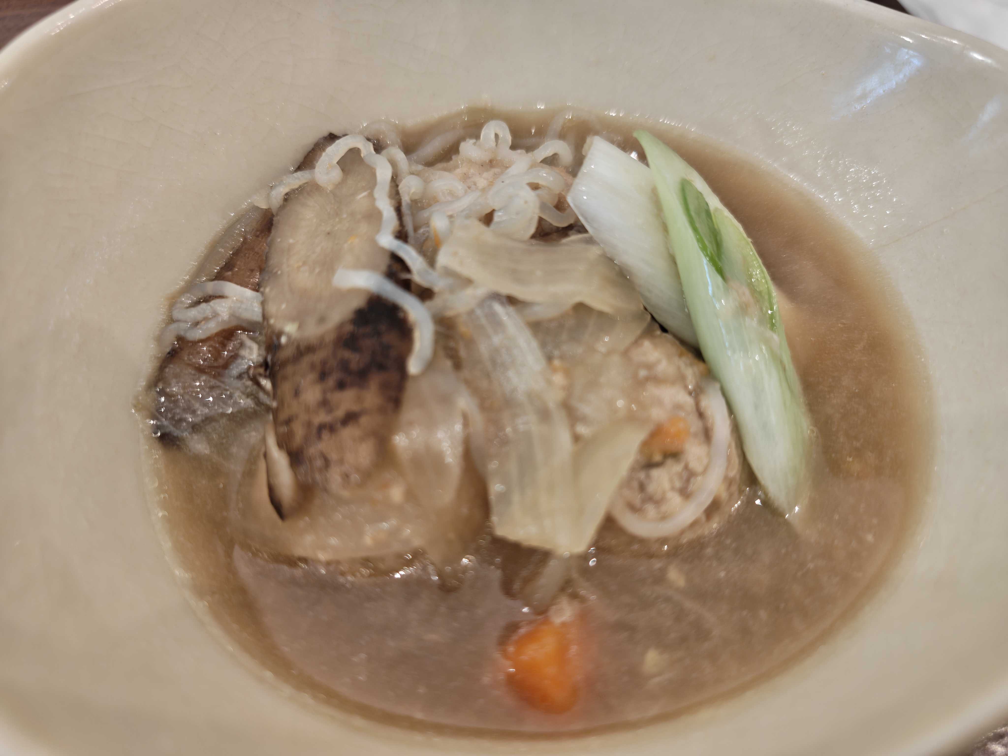 虎ノ門　ひとりランチ　knit cafe 森のこぶた　ごぼうと肉団子のジンジャースープ ランチセット