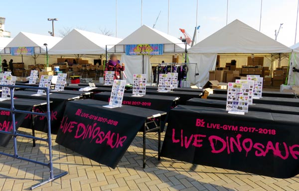 6 福岡 グッズ売場準備中 前日1511 .JPG