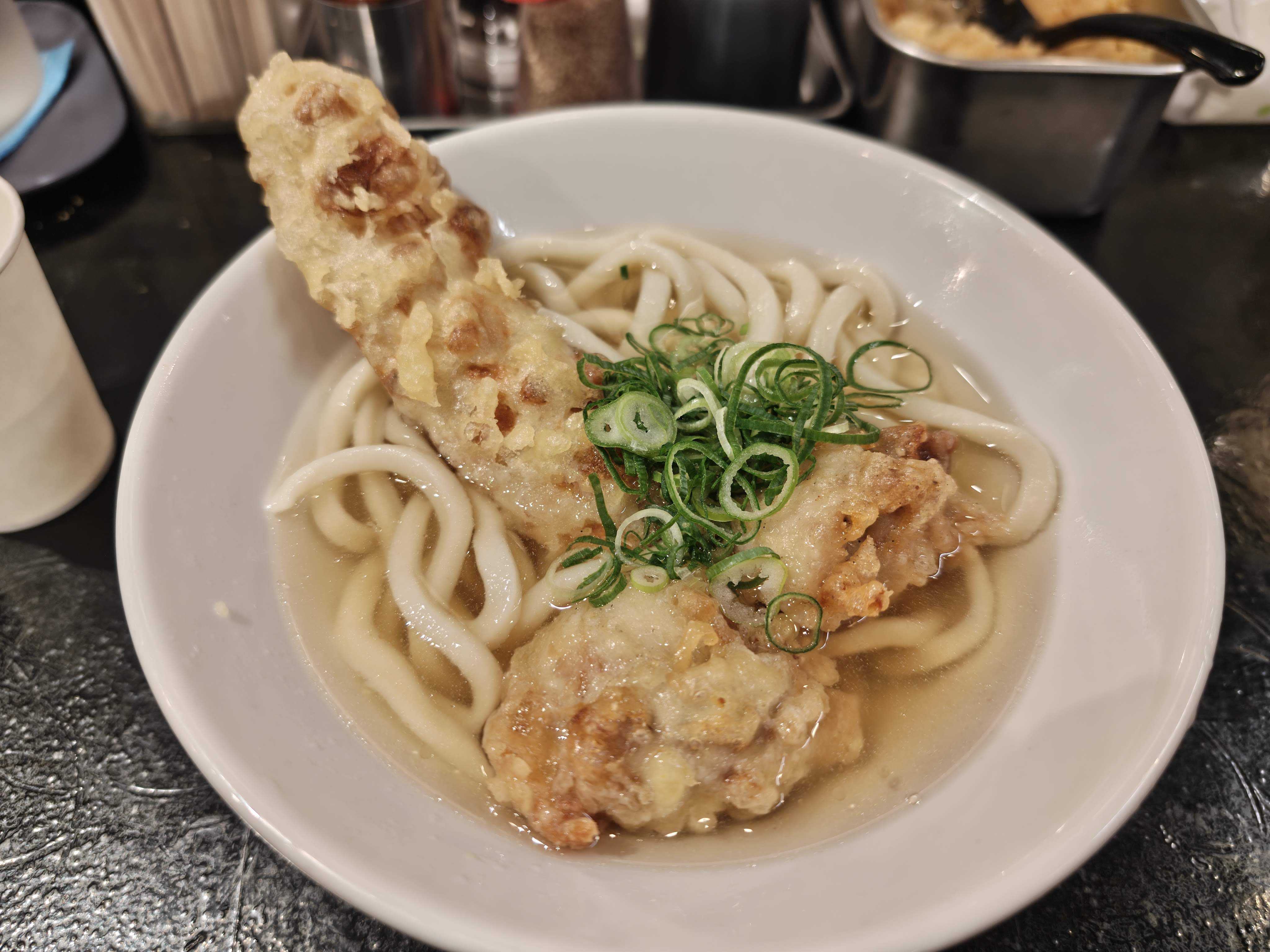 自家製さぬきうどんと肉 新橋甚三　虎ノ門　1人ランチ　天ぷらうどん(ちくわ1ケ、鶏天2ケ)