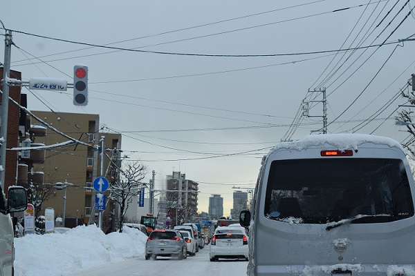 車は遅々として進まず