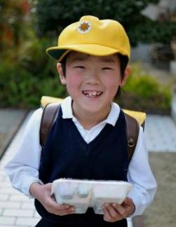 弁当を持ってうれしそう。