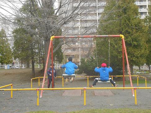 公園で遊ぶ子供達