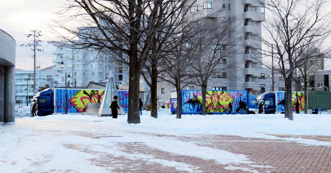 24 札幌 ツアートラック 初日 3台.JPG