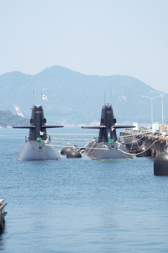 潜水艦が８隻も停泊中。