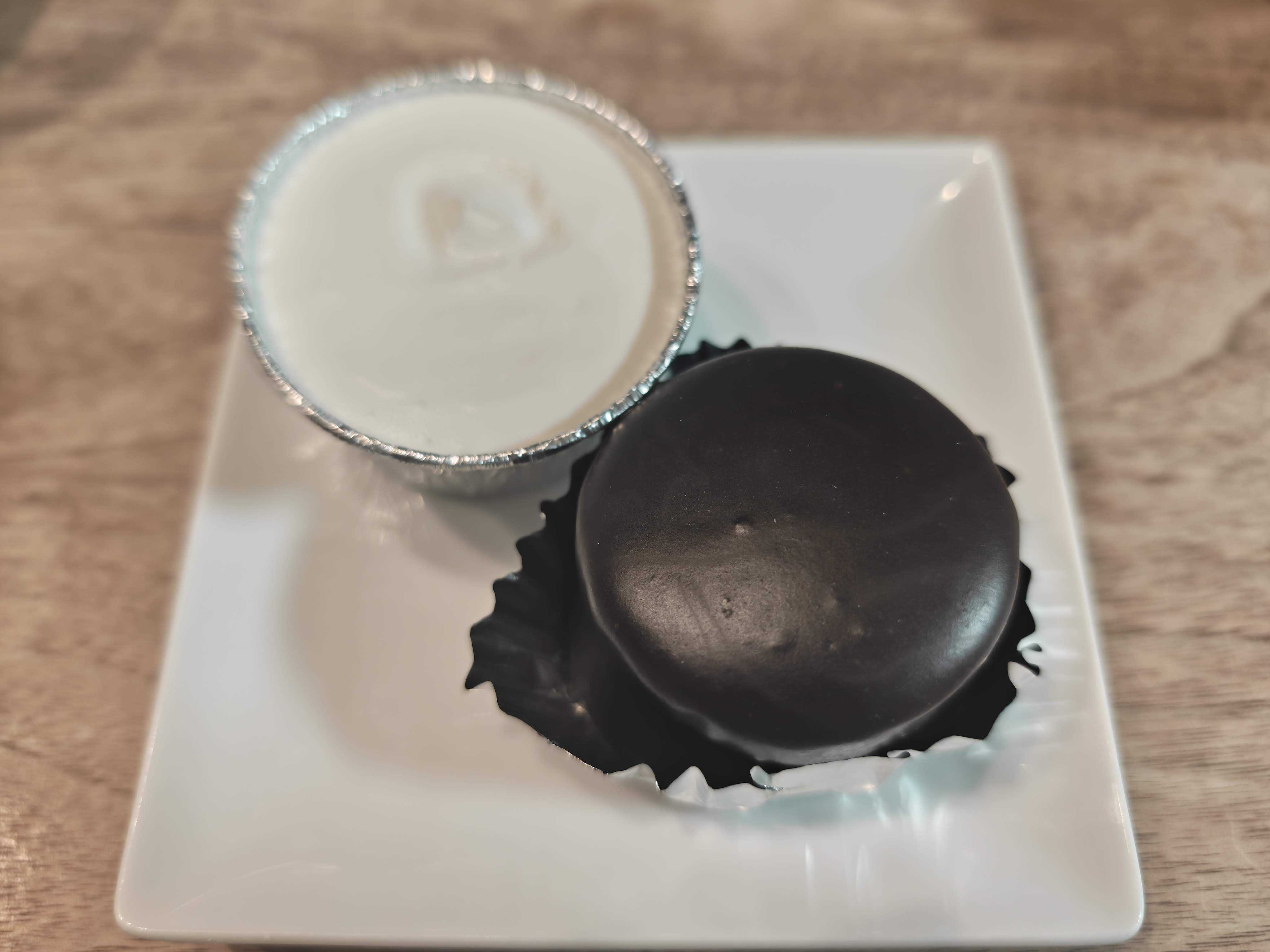 溜池山王　ツッカベッカライ カヤヌマ　ザッハトルテ　生クリーム添え