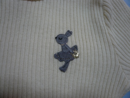 KPニットプランナー2015ＡＷフェザーコットンのタートルネックオフホワイトＭＩＭＩちゃん刺繍.JPG