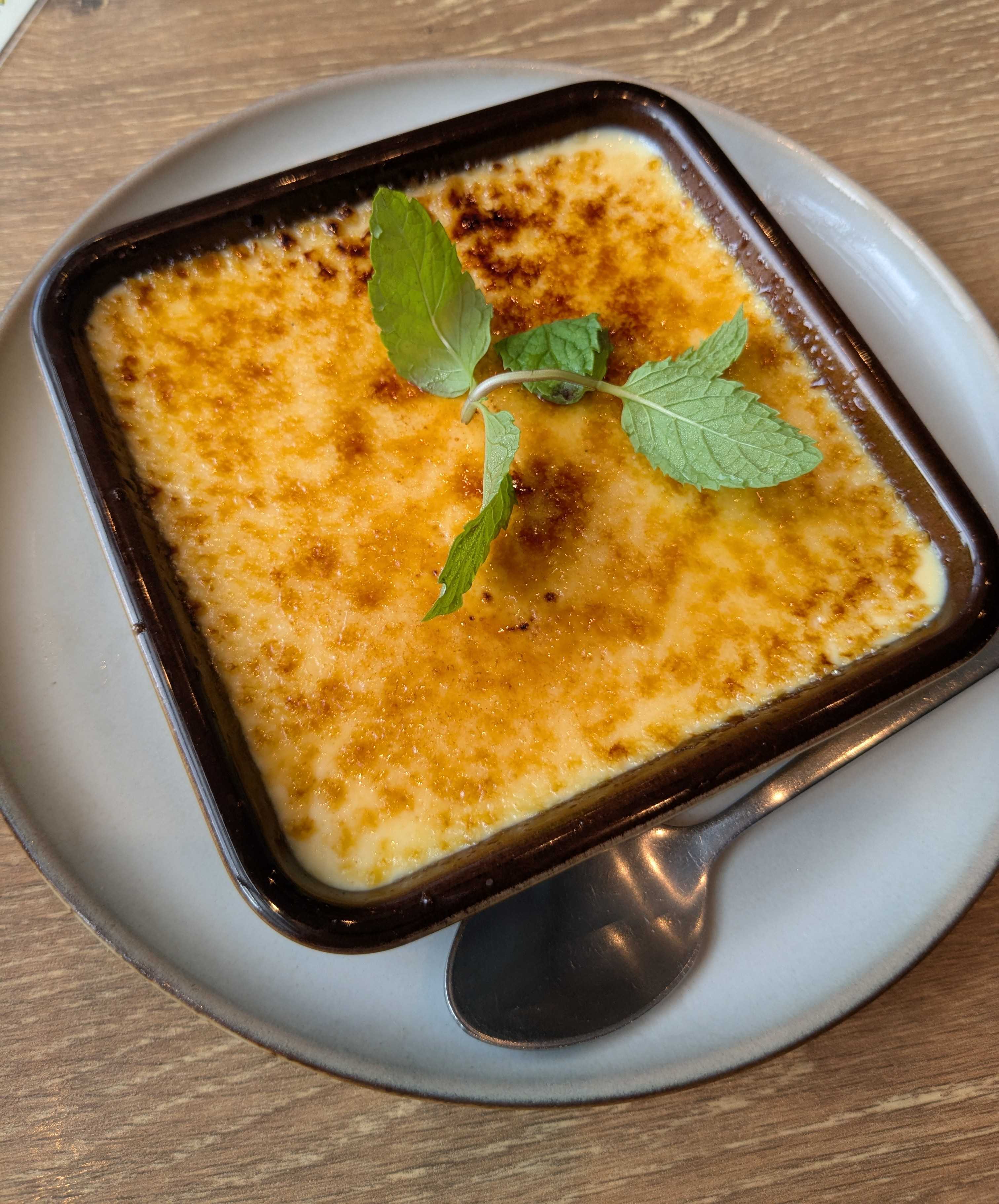 FLOWS GRILL BAR 東京ミッドタウン八重洲店　子連れカフェ　自家製クリームブリュレ