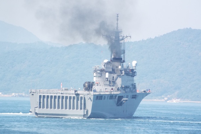 輸送艦４００１「おおすみ」