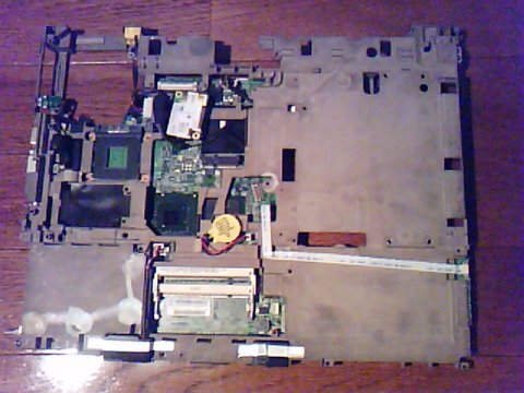 やっとベースカバーから取り外したシスボ