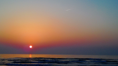 飛行機雲と夕陽