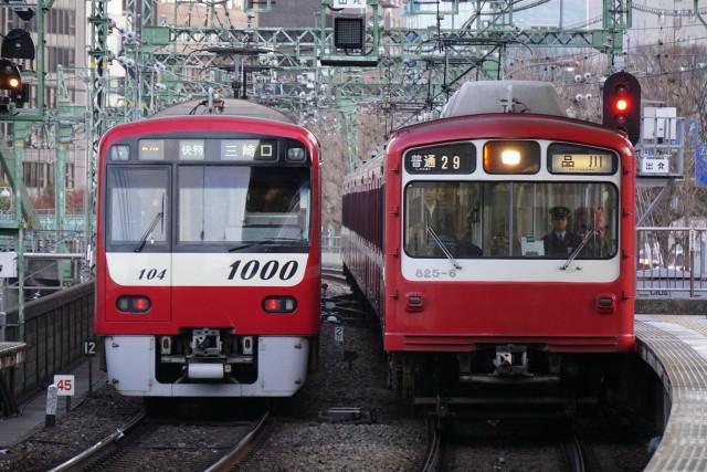 京急 並びの品川駅4